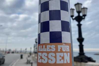 Tappezzare le citt� con gli adesivi della propria squadra: anche Bari colorata dai turisti-tifosi